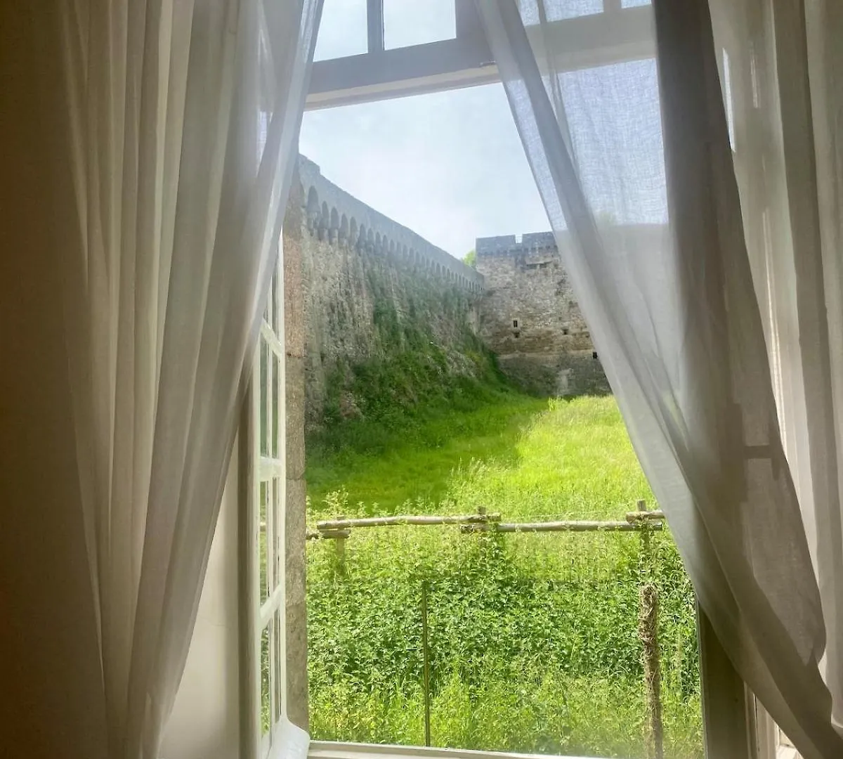 디난 Le Duplex- La Vue Des Remparts - Historic Center 아파트